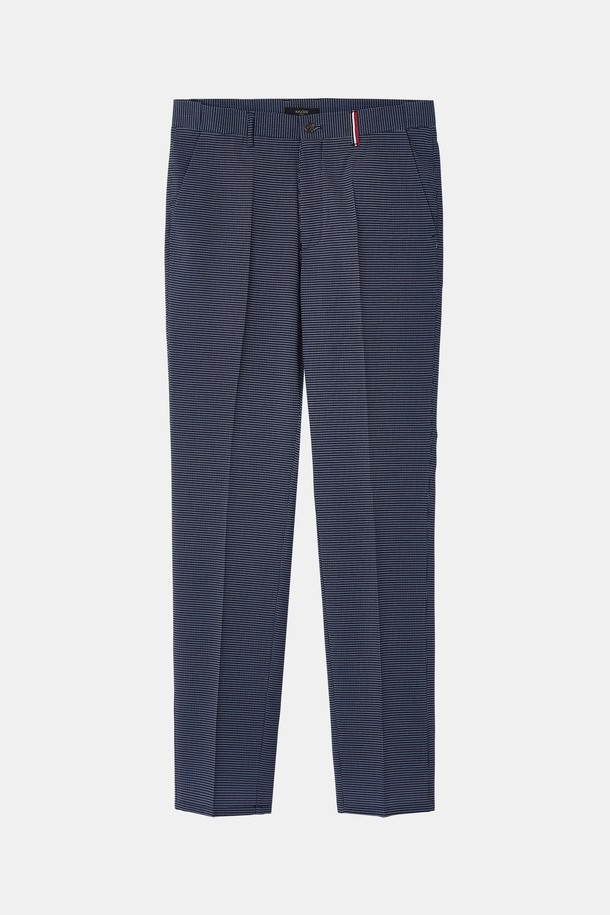 데일리앤 오피스 스판 밴딩 슬랙스 CPT123은 남성을 위한 슬랙스로, 봄, 여름, 가을에 입기 좋습니다. 폴리에스터와 스판덱스 혼방 소재로 제작되었으며, 블루, 네이비 색상으로 출시되었습니다. 히든 밴딩 디자인과 스판 혼방으로 편안한 착용감을 제공하며, 데일리 및 오피스룩으로 활용하기 좋습니다.
