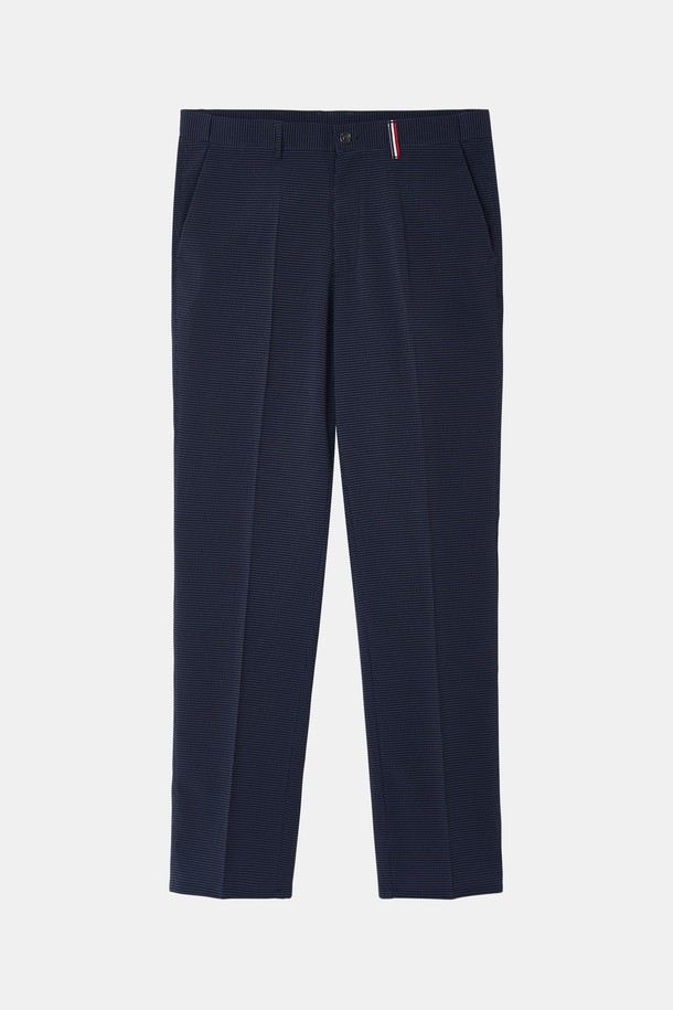 데일리앤 오피스 스판 밴딩 슬랙스 CPT123은 남성용 긴바지 슬랙스로, 봄, 여름, 가을에 입기 좋습니다. 블루, 네이비 색상으로 출시되었으며, 폴리에스터와 스판덱스 혼방 소재를 사용하여 신축성이 뛰어나 편안한 착용감을 제공합니다. 히든 밴딩으로 깔끔함을 더했으며, 오피스룩은 물론 일상복으로도 활용하기 좋은 베이직하고 클래식한 스타일의 슬랙스입니다.
