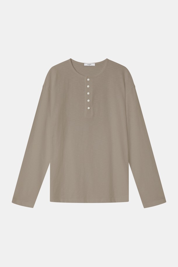 루즈핏 헨리넥 긴팔 티셔츠 CTEE113는 부드러운 면 소재로 제작되어 편안한 착용감을 선사합니다. 심플하고 베이직한 디자인으로, 봄, 가을 두 계절 모두 데일리웨어 또는 이너웨어로 활용하기 좋습니다. 여유로운 루즈핏과 헨리넥 디자인이 편안하면서도 스타일리시한 분위기를 연출하며, 블랙, 네이비, 화이트, 베이지 4가지 기본 컬러로 출시되었습니다. 집콕룩, 산책룩 등 다양한 TPO에 맞춰 미니멀, 캐주얼, 클래식 스타일을 연출할 수 있는 활용도 높은 아이템입니다.
