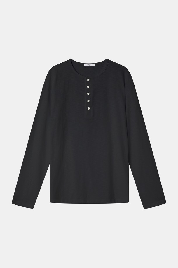 루즈핏 헨리넥 긴팔 티셔츠 CTEE113는 데일리웨어로 활용하기 좋은 공용 티셔츠입니다. 부드러운 면 소재로 제작되어 편안한 착용감을 선사하며, 봄, 여름, 가을, 겨울 사계절 모두 활용 가능합니다. 베이직 스타일의 무지 디자인에 헨리넥 디테일이 더해져 미니멀, 캐주얼, 클래식한 스타일을 연출할 수 있습니다. 루즈핏과 긴소매 기장으로 편안함과 스타일을 동시에 잡았으며, 화이트, 베이지, 블랙, 네이비 4가지 색상으로 만나보세요.
