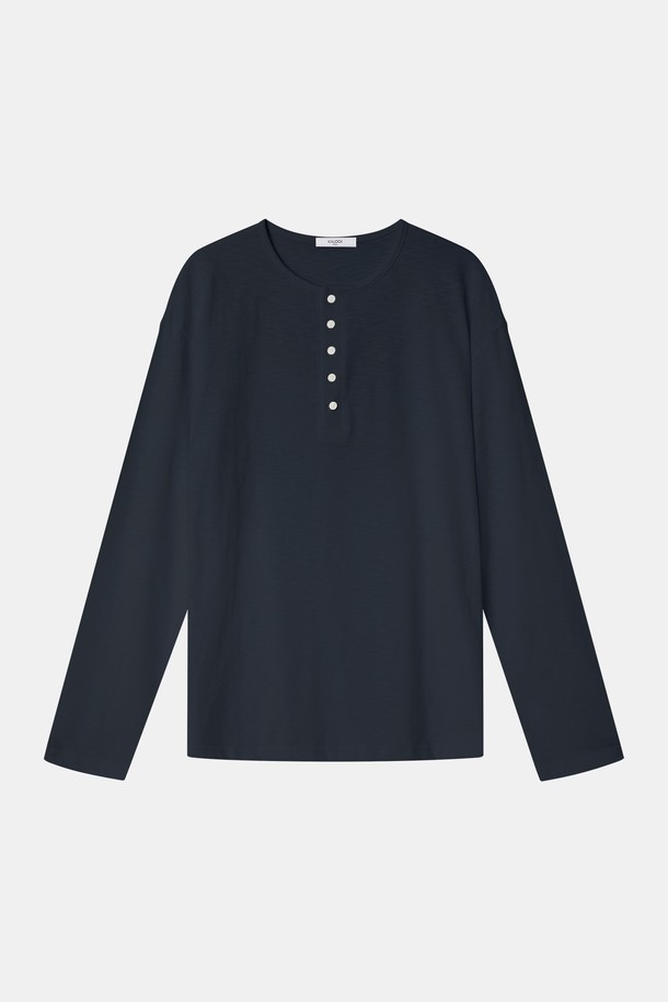 루즈핏 헨리넥 긴팔 티셔츠 CTEE113은 베이직하고 심플한 스타일의 공용 티셔츠입니다. 면 소재로 제작되어 부드러운 촉감을 선사하며, 봄, 가을 계절에 적합합니다. 헨리넥 디자인과 긴소매, 루즈핏으로 편안한 착용감을 제공하며, 데일리웨어로 활용하기 좋습니다. 화이트, 베이지, 블랙, 네이비 4가지 색상으로 출시되어 다양한 스타일에 매치하기 용이합니다. 미니멀, 클래식, 캐주얼 등 폭넓은 스타일을 소화할 수 있는 아이템입니다.
