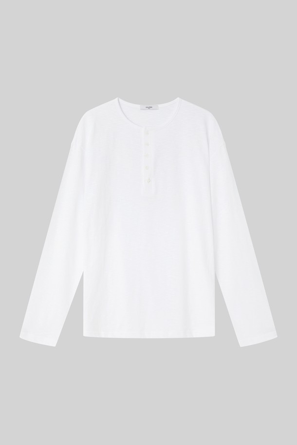 루즈핏 헨리넥 긴팔 티셔츠 CTEE113는 베이직하고 심플한 스타일의 공용 티셔츠입니다. 면 소재로 제작되어 부드럽고 가벼운 촉감을 선사하며, 봄, 가을에 데일리 또는 이너로 활용하기 좋습니다. 헨리넥 디자인과 루즈핏으로 편안한 착용감을 제공하며, 화이트, 베이지, 블랙, 네이비 등 4가지 컬러로 출시되었습니다. 집콕룩, 출근룩 등 다양한 TPO에 맞춰 미니멀, 캐주얼, 클래식 스타일을 연출할 수 있습니다. 이너 또는 단독으로 착용하여 다양한 스타일을 연출해 보세요.
