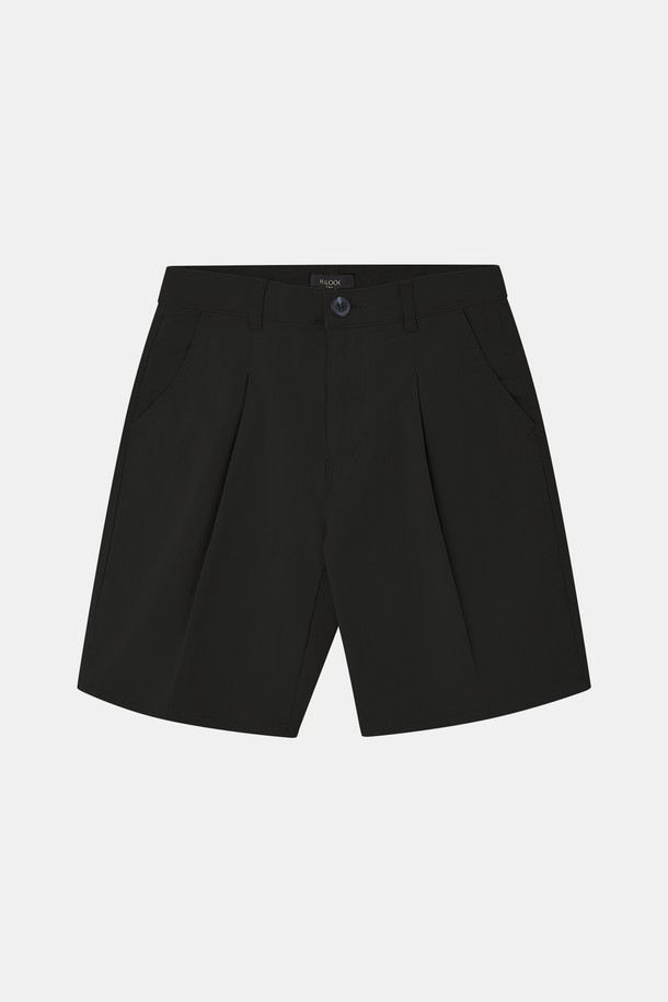 베이직 사방스판 밴딩 코튼 반바지 CSPT102는 남성용으로, 여름철 일상에서 편안하게 입을 수 있는 캐주얼 스타일의 반바지입니다. 면과 스판덱스 혼방 소재로 제작되어 부드러운 촉감과 뛰어난 신축성을 자랑하며, 사방스판 기능으로 활동성을 높였습니다. 블랙, 라이트 그레이, 아이보리, 모카 브라운 4가지 색상으로 제공되며, 밴딩 허리와 사선 주머니, 원턱 디테일이 특징인 레귤러핏 디자인입니다.
