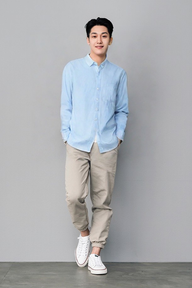 **봄여름 베이직 청 남방 CSH102**는 남성용 상의로, 봄과 여름에 적합한 얇은 두께의 루즈핏 셔츠입니다. 라이트블루와 블루 두 가지 색상으로 출시되었으며, 면 소재의 무지 디자인에 가슴 포켓과 소매 버튼 디테일이 돋보입니다. 차이나칼라와 긴 소매 기장으로 캐주얼하면서도 베이직한 스타일을 연출하며, 신축성은 없습니다.
