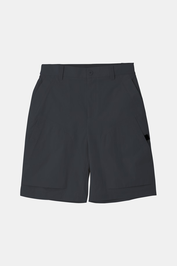 **와이드 포켓 아이스 밴딩 반바지 CSPT105**는 베이지, 네이비, 민트 세 가지 색상으로 제공되며, 봄, 여름, 가을, 겨울 사계절 모두 활용 가능한 공용 반바지입니다. 폴리에스테르 소재의 얇은 두께로 제작되어, 일상 및 스포츠 활동 시에도 편안하게 착용할 수 있으며, 레귤러핏으로 활동성을 높였습니다. 밴딩 허리, 대각선 포켓, 와이드 앞 포켓 등의 디테일이 돋보이는 스포티 & 캐주얼 스타일의 무지 반바지입니다.
