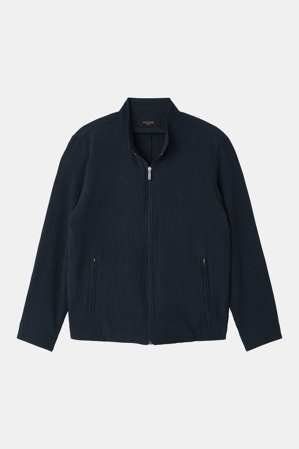 남성용 플리츠 집업 가디건 CJP127은 봄, 가을에 입기 좋은 캐주얼 스타일의 아우터입니다. 네이비, 그린 색상으로 제공되며 폴리에스터, 레이온 혼방 소재로 제작되어 부드러운 촉감을 자랑하고 플리스 패턴이 돋보입니다. 하든 타입 지퍼, 포켓 디테일, 안쪽 포켓 등의 특징과 폴리에스터 안감으로 실용성을 더했으며, 캐주얼핏의 레귤러 기장, 긴소매 디자인으로 편안하게 착용할 수 있습니다.
