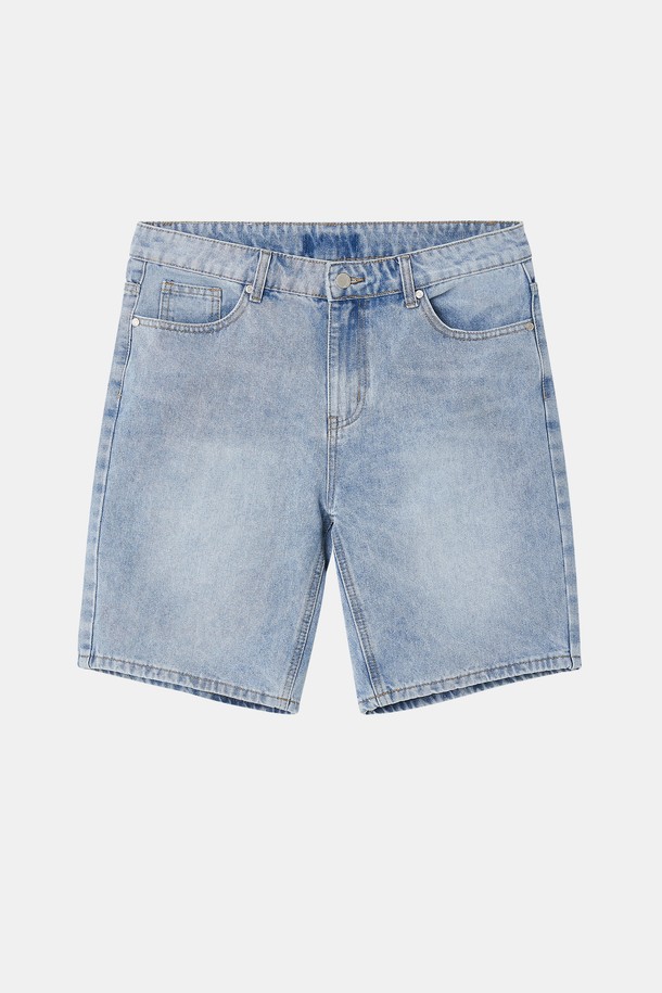 베이직 워싱 청 반바지 CSPT106은 남성용 레귤러핏 데님 반바지로, 라이트 블루, 그레이, 딥 블루 세 가지 컬러로 제공됩니다. 데님, 면, 폴리우레탄 혼방 소재로 제작되어 봄, 여름, 가을, 겨울 사계절 모두 착용 가능하며, 워싱 디테일과 신축성 있는 소재가 편안한 착용감을 선사합니다. 리벳 디테일, 가죽 패치, 클래식 데님 디자인으로 베이직하면서도 캐주얼한 스타일을 연출합니다.
