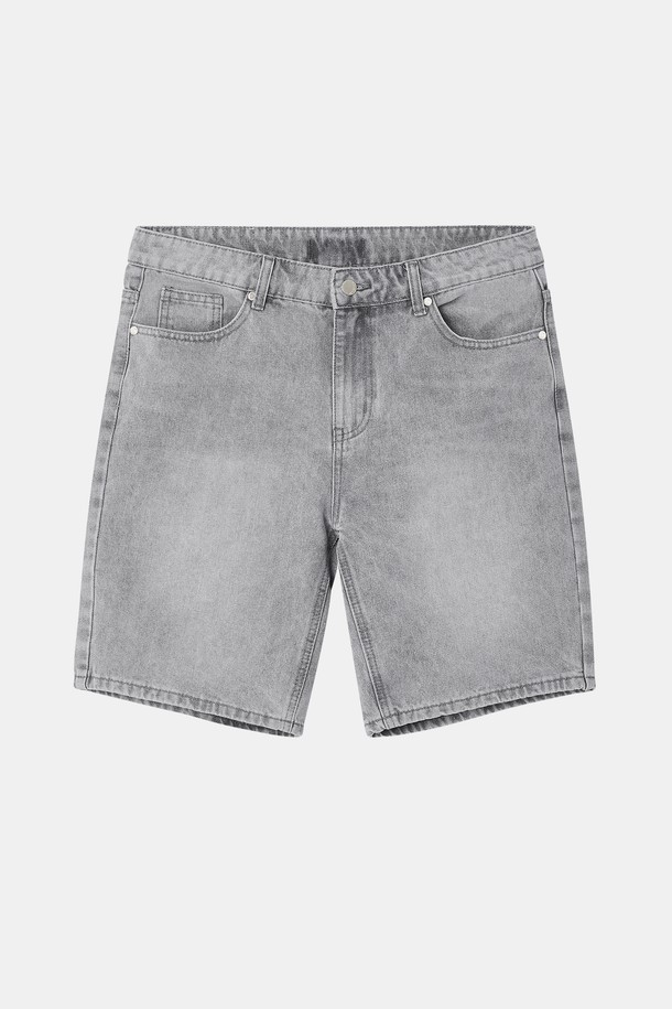 남성용 베이직 워싱 청 반바지 CSPT106입니다. 라이트블루, 그레이, 딥블루 세 가지 색상으로 출시되었으며, 은은한 워싱 처리와 포켓 라인 디테일, 가죽 패치 장식이 돋보이는 캐주얼한 디자인입니다. 내구성이 좋은 데님 소재로 제작되어 사계절 내내 데일리룩으로 활용하기 좋으며, 슬림핏, 레귤러핏, 와이드핏, 일자핏 중 원하는 핏을 선택할 수 있습니다.
