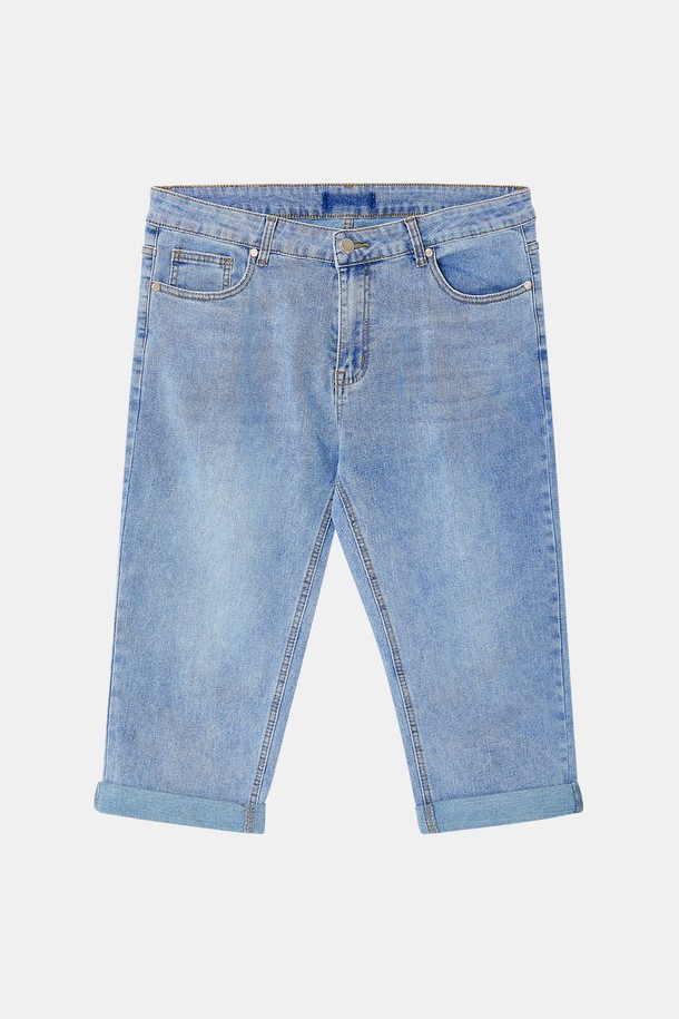 7부 워싱 스판 데님 팬츠 CSPT107은 캐주얼하고 베이직한 스타일의 남성용 데님 팬츠입니다. 라이트 블루, 블루, 딥 블루 세 가지 색상으로 출시되어 다양한 상의와 매치하기 좋으며, 은은한 워싱 처리와 포켓 라인 디테일, 가죽 패치 포인트로 디자인 포인트를 더했습니다. 면과 스판덱스 혼방 소재로 제작되어 신축성이 우수하며, 7부 기장으로 봄, 여름철 활동적인 착용감을 선사합니다.
