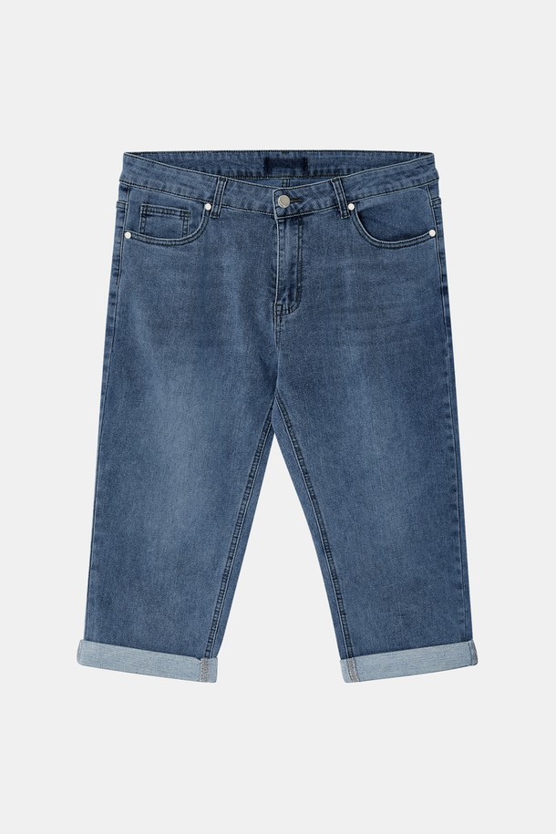 7부 워싱 스판 데님 팬츠 CSPT107는 남성용으로, 캐주얼한 일상 스타일을 연출하기에 적합합니다. 라이트 블루, 블루, 딥 블루 세 가지 색상으로 출시되었으며, 면과 스판 소재 혼방으로 제작되어 편안한 착용감을 제공합니다. 일자핏에 7부 기장으로 디자인되었으며 워싱 처리와 포켓 라인 디테일, 가죽 패치로 포인트를 더했습니다.
