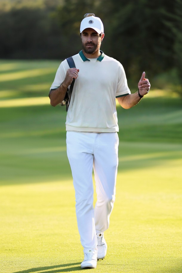 라이프앤 골프 라운드 카라 반팔 니트티 CSTEE113은 골프 및 일상에서 활용 가능한 공용 니트 티셔츠입니다. 네이비와 화이트 두 가지 색상으로 제공되며, 봄, 여름, 가을, 겨울 사계절 모두 착용 가능합니다. 레이온과 나일론 혼방의 베이직핏 반팔 니트 티셔츠로, 라운드넥에 카라가 추가된 모던하고 세련된 스트라이프 디자인이 특징입니다.
