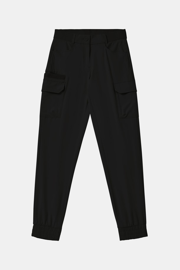 베이지와 네이비 두 가지 색상으로 출시된 여성 쿨링 밴딩 스판 조거 팬츠입니다. 봄, 여름, 가을 모든 계절에 활용 가능한 슬림핏 긴바지로, 폴리에스터와 폴리우레탄 혼방 소재로 제작되어 신축성 있는 착용감을 제공합니다. 아웃도어 활동뿐만 아니라 일상복으로도 활용하기 좋은 캐주얼 스타일의 카고 포켓 디테일이 돋보이는 조거 팬츠입니다.
