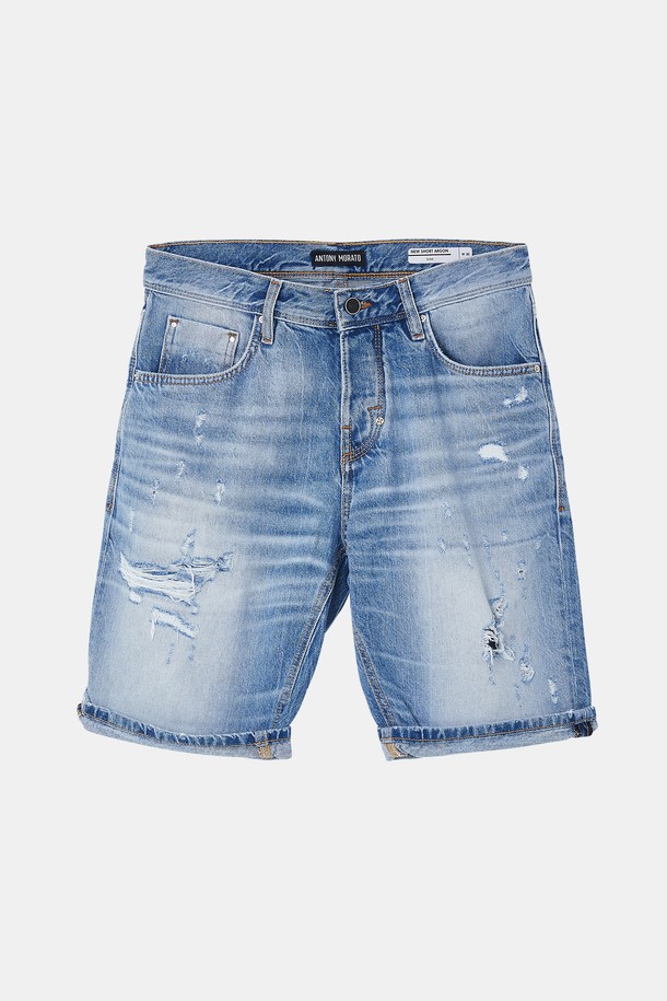 라이트 블루 컬러의 디스트로이드 디테일이 돋보이는 캐주얼 청반바지입니다. 데님과 면 혼방 소재로 제작되어 편안한 착용감을 선사하며, 조거핏 디자인으로 활동성을 높였습니다. 금속 리벳, 허리 가죽 패치, 디스트로이드 디테일 부분 안쪽 이중덧댐, 버튼형 디자인으로 포인트를 더한 여름철 필수 아이템입니다.
