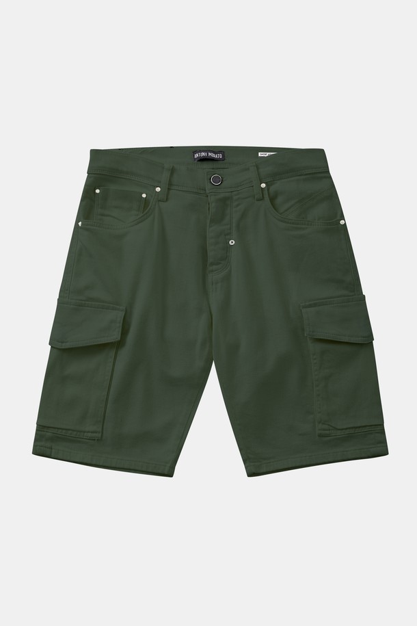 워크 스판 카고 반바지 CSPT111는 남성용 여름 반바지입니다. 부드러운 촉감의 면, 폴리우레탄 혼방 소재로 제작되었으며, 와이드핏에 얇은 두께로 시원하게 착용할 수 있습니다. 캐주얼, 미니멀, 워크웨어 스타일을 모두 소화하며, 일상, 캐주얼 무드로 연출하기 좋습니다. 화이트, 올리브 두 가지 색상으로 출시되었으며, 카고 포켓, 금속 리벳, 히든 포켓, 가죽 패치, 버튼 디자인 등 다양한 디테일을 더했습니다. 신축성 있는 스판 혼방 원단으로 편안한 착용감을 선사합니다.
