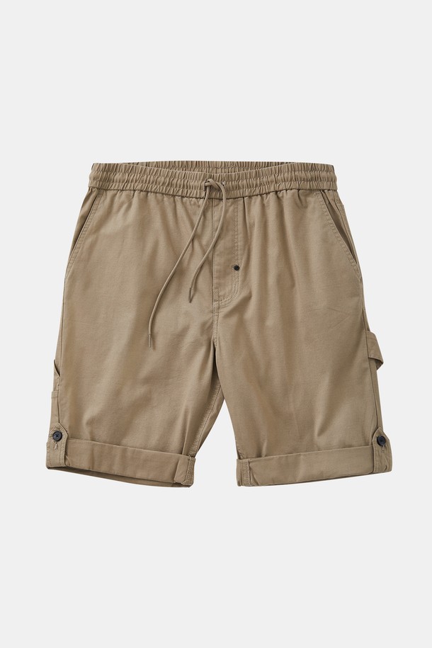 카펜터 워크 밴딩 하프 팬츠 CSPT112는 면과 폴리우레탄 혼방 소재로 제작되어 사계절 내내 편안하게 착용할 수 있는 하프 기장의 바지입니다. 블랙, 브라운 두 가지 색상으로 제공되며, 밴딩 처리와 레귤러핏으로 편안한 착용감을 선사하며, 캐주얼한 스타일 연출에 용이합니다. 클립 버튼 디테일과 카펜터 디테일 디자인, 실용적인 디자인으로 데일리룩에 활용하기 좋습니다.
