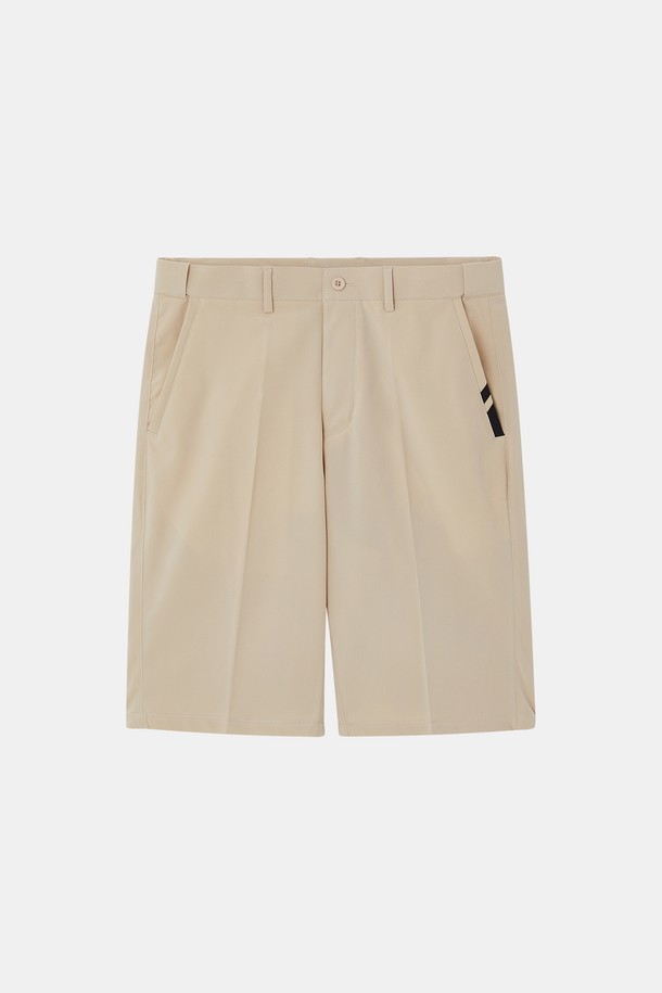 라이프 앤 스포츠 스판 슬랙스 반바지 CSPT116은 남성용 슬랙스 반바지로, 스포티하고 캐주얼한 스타일을 연출합니다. 네이비, 베이지, 스카이, 민트 4가지 색상으로 출시되었으며, 폴리에스테르와 스판덱스 혼방 소재로 제작되어 신축성이 뛰어나고 쿨링 효과를 제공합니다. 얇고 부드러운 촉감과 레귤러핏으로 편안한 착용감을 선사하며, 대각선 포켓 디자인과 앞뒤 포켓 스트라이프 디테일이 돋보입니다.
