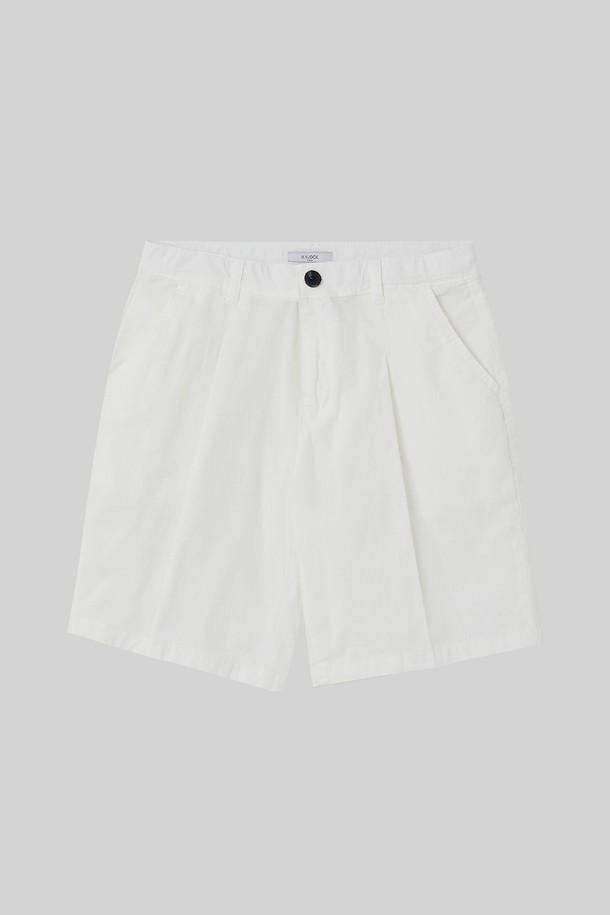 시원하고 편안한 여름을 위한 '솔리드 린넨 원턱 반바지 CSPT118'입니다. 얇은 두께의 린넨 소재로 제작되어 통기성이 뛰어나며, 베이직한 디자인과 화이트 컬러로 어떤 상의에도 잘 어울립니다. 허리 부분에 원턱 디테일을 더해 활동성을 높이고 편안한 착용감을 선사합니다.
