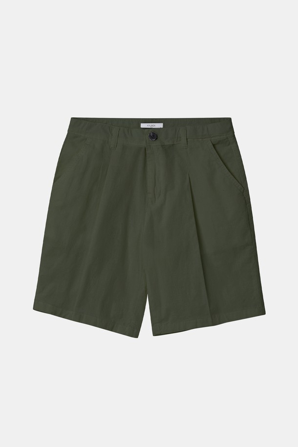 시원한 린넨과 면 혼방 소재로 제작되어 여름철에도 쾌적하게 착용 가능한 솔리드 린넨 원턱 반바지입니다. 아이보리, 카키 두 가지 색상으로 출시되었으며, 캐주얼핏에 무지 패턴으로 어떤 스타일에도 쉽게 매치할 수 있습니다. 원턱 디자인과 사선 주머니로 편안함과 실용성을 더했으며, 신축성 있는 소재로 활동성을 높였습니다.
