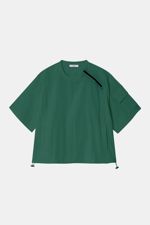 **여성 오버핏 크롭 아노락 반팔티 CSTEE124**는 봄, 여름 시즌 데일리룩과 스포츠 활동에 적합한 여성 반팔티입니다. 나일론 소재로 제작되어 얇고 가벼우며, 방풍 기능을 갖춰 활동성을 높였습니다. 화이트, 블랙, 그린 세 가지 색상으로 출시되었으며, 오버핏, 크롭 기장, 라운드넥 디자인에 사선 지퍼 디테일, 밑단 스트링, 슬리브 포켓, 바람막이 스타일이 더해져 스포티하고 캐주얼한 무드를 연출합니다.
