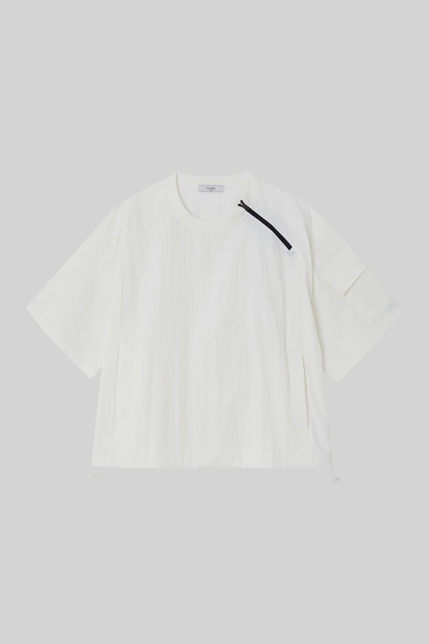 **여성 오버핏 크롭 아노락 반팔티 CSTEE124**는 가볍고 내구성이 좋은 나일론 소재의 여성 반팔 티셔츠입니다. 스포티하고 캐주얼한 스타일로, 라운드넥에 무지 디자인, 크롭 기장과 오버핏으로 트렌디함을 더했습니다. 사선 지퍼 디테일, 밑단 스트링, 슬리브 포켓 등의 특징과 화이트, 블랙, 그린 세 가지 색상으로 데일리 및 스포츠 활동에 활용하기 좋습니다.
