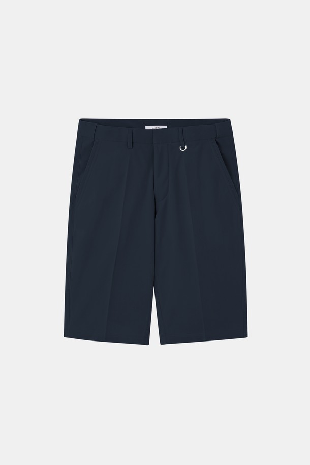 **솔리드 스판 슬랙스 반바지 CSPT119**는 남성용 슬랙스 반바지로, 여름철 베이직 스타일을 연출하기 좋습니다. 폴리에스터와 스판덱스 혼방 소재로 제작되어 편안한 착용감을 제공하며, 허리 히든 밴딩 디테일로 활동성을 더했습니다. 블루, 네이비, 그레이 세 가지 컬러로 출시되었으며, 일상 및 골프 등 다양한 용도로 활용 가능합니다.
