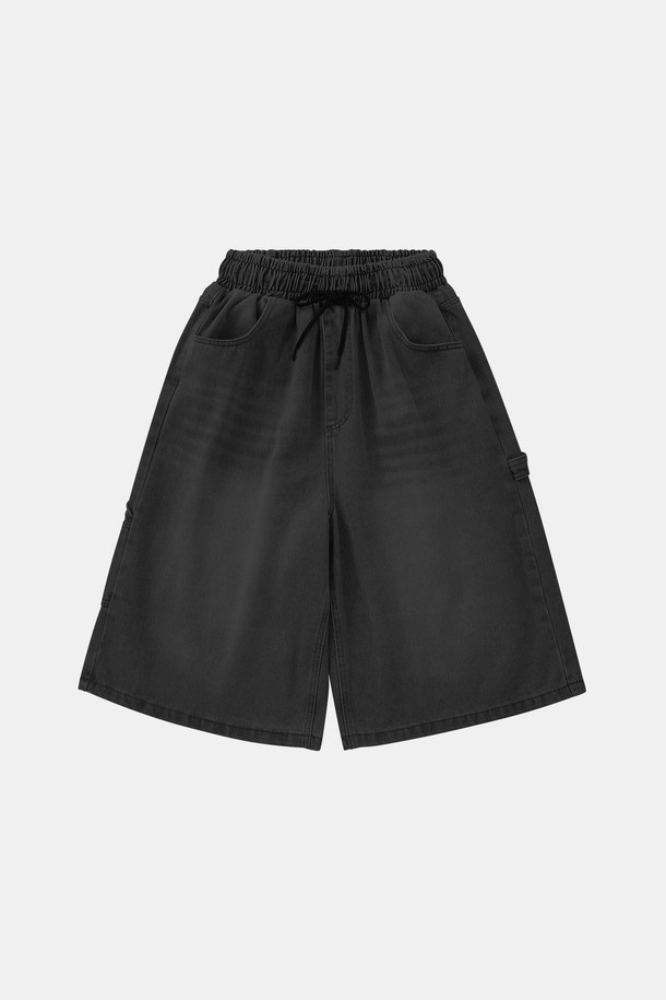 **와이드 카펜터 데님 하프 팬츠 CSPT120**

남성용 와이드핏 데님 하프 팬츠로, 시원하고 편안한 캐주얼 스타일을 연출합니다. 블루와 블랙 두 가지 색상으로 출시되었으며, 카펜터 포켓 디테일이 특징입니다. 5부보다 약간 긴 기장과 내구성 있는 데님 소재로 제작되어 봄, 여름, 가을, 겨울 사계절 모두 활용 가능합니다.
