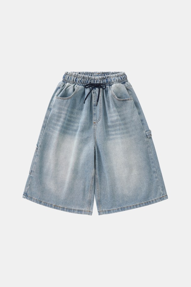 블루와 블랙 색상으로 출시된 와이드 카펜터 데님 하프 팬츠 CSPT120입니다. 면 소재로 제작되어 사계절 내내 편안하게 착용 가능하며, 캐주얼한 스타일을 연출하기 좋습니다. 5부보다 살짝 긴 하프 기장에 카펜터 포켓 디테일, 위싱 가공, 튼튼한 내구성이 특징인 와이드핏 데님 팬츠입니다.
