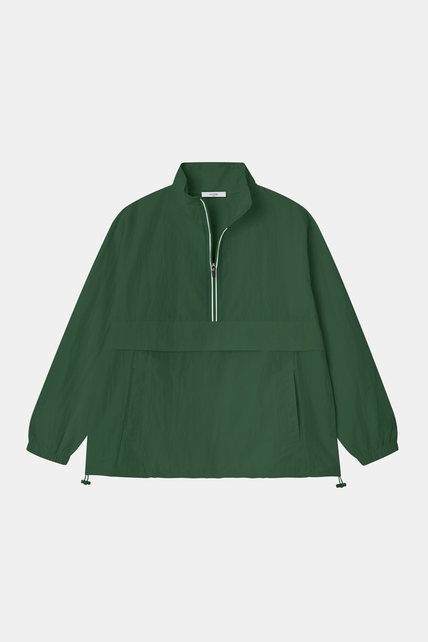 **여성 아노락 바람막이 점퍼 CJP129**는 면과 폴리에스터 혼방 소재로 제작되어 부드러운 촉감과 가벼운 착용감을 선사합니다. 화이트, 블랙, 그린 세 가지 색상으로 출시되었으며, 봄, 여름, 가을, 겨울 사계절 모두 활용 가능한 실용적인 아이템입니다. 밑단 조절 스트링과 집업 스타일, 세미 오버핏 디자인으로 캐주얼하고 스포티한 스타일을 연출하며, 얇은 두께감과 긴 소매 기장, 무지 디자인으로 어떤 옷에도 매치하기 용이합니다.
