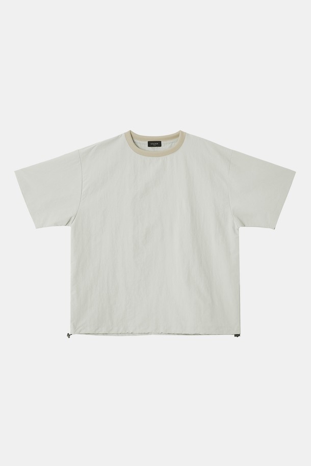 멀티컬러 라운드넥 반팔 티셔츠 CSTEE122는 데일리룩으로 활용하기 좋은 반팔 티셔츠입니다. 블랙, 베이지, 스카이, 다크 그린, 그레이, 라이트 그레이 등 다양한 색상으로 출시되어 폭넓은 선택이 가능합니다. 폴리에스터와 레이온 혼방 소재로 제작되어 편안한 착용감을 선사하며, 오버핏 디자인으로 트렌디한 스타일을 연출합니다. 라운드넥에 무지 패턴으로 깔끔함을 더했으며, 밑단 조절 스트링으로 핏을 조절할 수 있습니다. 산책룩, 집콕룩 등 캐주얼하고 스포티한 스타일을 연출하고 싶을 때 추천합니다.
