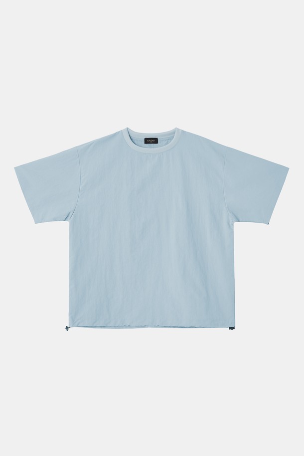 멀티컬러 라운드넥 반팔 티셔츠 CSTEE122는 스포티, 캐주얼, 미니멀 스타일을 아우르는 데일리룩 연출에 적합한 상의입니다. 블랙, 베이지, 스카이, 다크그린, 그레이, 라이트그레이 등 다채로운 컬러 옵션을 제공하여 폭넓은 스타일을 소화할 수 있습니다. 폴리에스터와 레이온 혼방 소재로 제작되어 편안한 착용감을 선사하며, 오버핏 디자인과 라운드넥으로 활동성을 더했습니다. 특히 밑단 조절 스트링 디테일로 다양한 핏을 연출할 수 있어 개성 있는 스타일링이 가능합니다. 여름 시즌에 어울리는 반소매 티셔츠로, 베이직한 디자인으로 어떤 하의와도 쉽게 매치할 수 있습니다.
