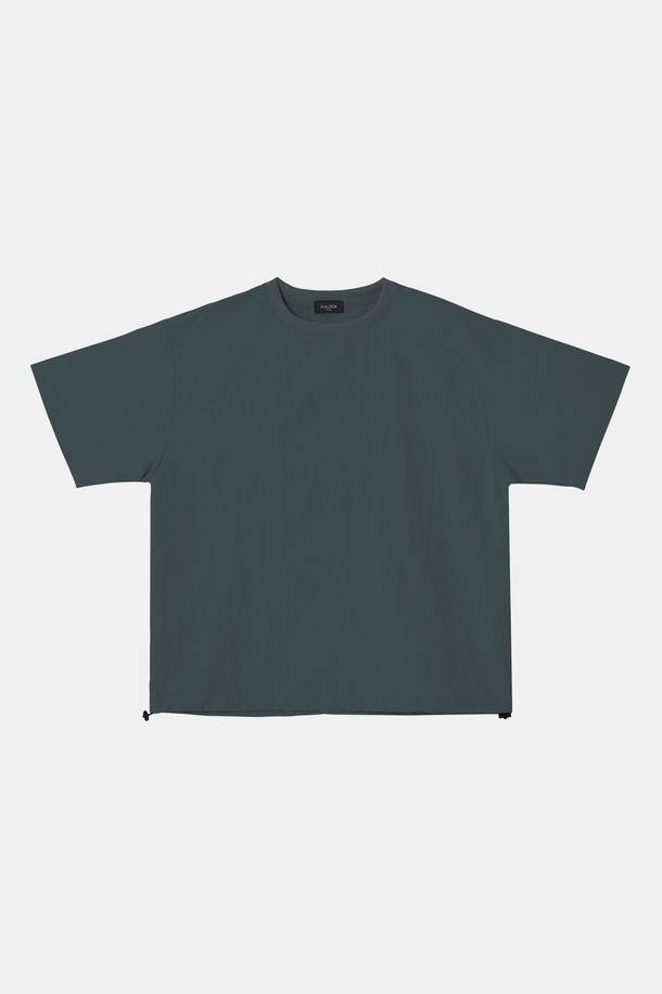 멀티컬러 라운드넥 반팔 티셔츠 CSTEE122는 부드러운 촉감의 폴리에스터와 레이온 혼방 소재로 제작된 공용 티셔츠입니다. 여름철 데일리룩에 활용하기 좋으며, 스포티, 캐주얼, 미니멀 스타일을 연출할 수 있습니다. 블랙, 베이지, 스카이, 다크그린, 그레이, 라이트그레이 등 여섯 가지 다채로운 컬러로 출시되어 폭넓은 선택지를 제공합니다. 라운드넥과 반소매 디자인에 오버핏으로 편안한 착용감을 선사하며, 밑단 조절 스트링으로 다양한 핏을 연출할 수 있습니다. 무지 패턴으로 어떤 하의와도 쉽게 매치하여 개성 있는 스타일을 완성해보세요.
