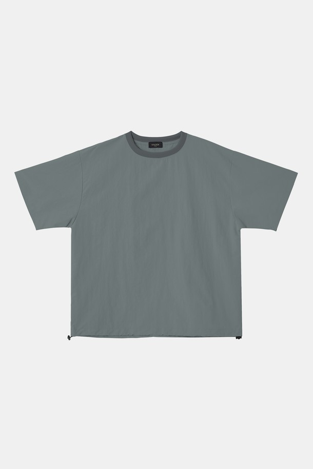 멀티컬러 라운드넥 반팔 티셔츠 CSTEE122는 여름철 데일리룩을 위한 스포티한 스타일의 상의입니다. 블랙, 베이지, 스카이, 다크그린, 그레이, 라이트그레이 등 다양한 색상으로 출시되어 폭넓은 선택지를 제공합니다. 폴리에스터와 레이온 혼방 소재로 제작되어 내구성이 뛰어나며, 오버핏으로 편안한 착용감을 선사합니다. 라운드넥 디자인과 무지 패턴, 반소매 기장으로 깔끔하고 미니멀한 분위기를 연출합니다. 밑단 조절 스트링 디테일로 다양한 스타일링이 가능합니다.
