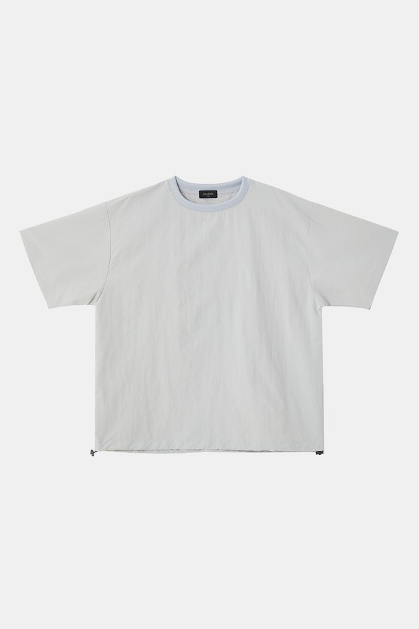 멀티컬러 라운드넥 반팔 티셔츠 CSTEE122는 데일리룩에 활용하기 좋은 반팔 티셔츠입니다. 블랙, 베이지, 그레이, 라이트그레이, 스카이, 다크그린 등 다양한 컬러로 출시되어 폭넓은 선택이 가능합니다. 내구성이 좋은 레이온 혼방 원단으로 제작되어 편안한 착용감을 선사하며, 밑단 조절 스트링 디테일과 오버핏 디자인으로 체형에 구애 없이 자연스러운 핏을 연출합니다. 스포티, 캐주얼, 미니멀 스타일을 모두 소화 가능하며, 여행룩과 산책룩에 매치하기 좋습니다. 여름 시즌, 시원하고 스타일리시한 데일리룩을 완성해보세요.
