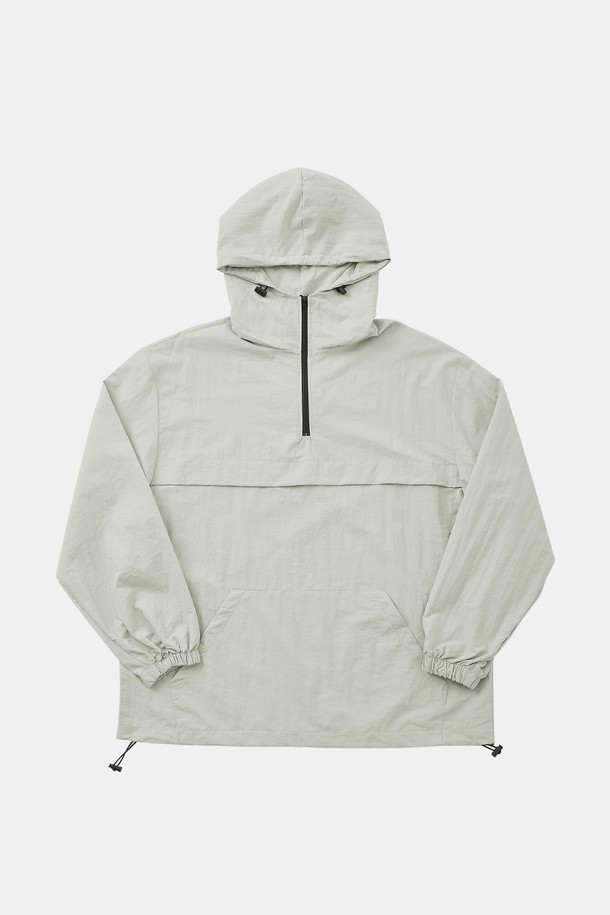 **멀티컬러 후드 아노락 점퍼 CJP132**는 블랙, 베이지, 스카이, 다크그린, 그레이, 라이트그레이 등 다채로운 색상으로 제공되어 데일리룩과 캐주얼 스타일에 활용하기 좋습니다. 넉넉한 핏에 폴리에스터와 레이온 혼방 소재로 제작되어 봄, 가을 간절기에 적합하며, 후드 디자인과 밑단 조절 스트링으로 기능성과 디자인을 모두 갖췄습니다. 집업 스타일의 베이직하고 스포티한 매력이 돋보이는 아노락 점퍼입니다.
