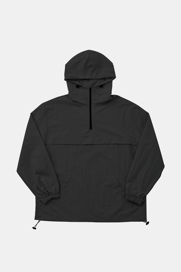 멀티컬러 후드 아노락 점퍼 CJP132는 블랙, 베이지, 스카이, 다크 그린, 그레이, 라이트 그레이 등 다채로운 색상으로 출시되어 데일리룩에 활용하기 좋습니다. 폴리에스터와 레이온 혼방 소재로 제작되어 봄, 여름, 가을, 겨울 사계절 내내 착용 가능하며, 후드와 밑단 조절 스트링으로 핏을 조절할 수 있습니다. 오버핏과 베이직핏으로 연출 가능하며, 넉넉한 핏으로 체형에 구애받지 않고 편안하게 즐길 수 있는 캐주얼 & 스포티 스타일의 아노락 점퍼입니다.
