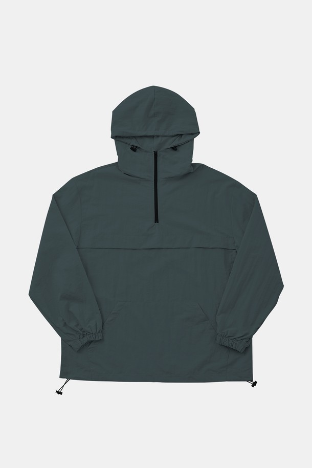 멀티컬러 후드 아노락 점퍼 CJP132는 폴리에스터와 레이온 혼방 소재로 제작되어 부드러운 촉감과 편안한 착용감을 선사합니다. 블랙, 베이지, 스카이, 다크그린, 그레이, 라이트그레이 등 다양한 색상으로 출시되어 데일리룩과 캐주얼룩에 폭넓게 활용할 수 있으며, 루즈핏과 밑단 조절 스트링, 후드 디테일로 스포티한 무드를 더했습니다. 봄, 가을 시즌에 적합하며, 집업 스타일의 긴소매 아노락 점퍼로 편안함과 스타일을 동시에 만족시키는 아이템입니다.
