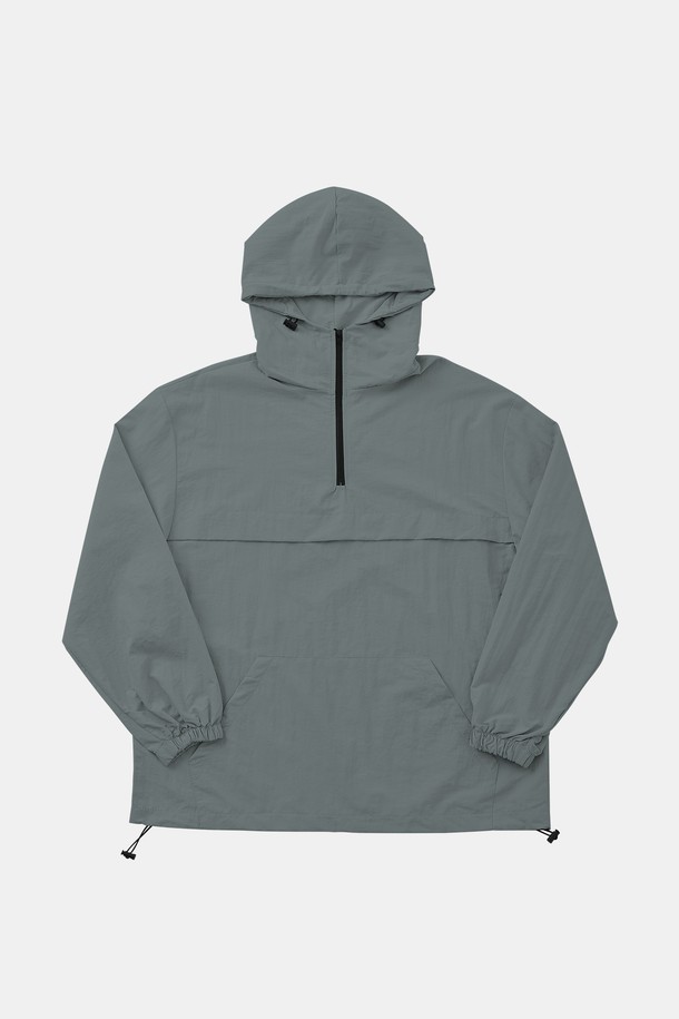 블랙, 베이지, 스카이, 다크그린, 그레이, 라이트그레이 등 다채로운 컬러로 구성된 멀티컬러 후드 아노락 점퍼 CJP132입니다. 폴리에스터와 레이온 혼방 소재로 제작되어 봄, 여름, 가을, 겨울 사계절 내내 활용 가능하며, 캐주얼하고 스포티한 스타일을 연출합니다. 후드 및 밑단 조절 스트링으로 체형에 구애 없이 오버핏 또는 베이직핏으로 편안하게 착용할 수 있는 데일리 아우터입니다.
