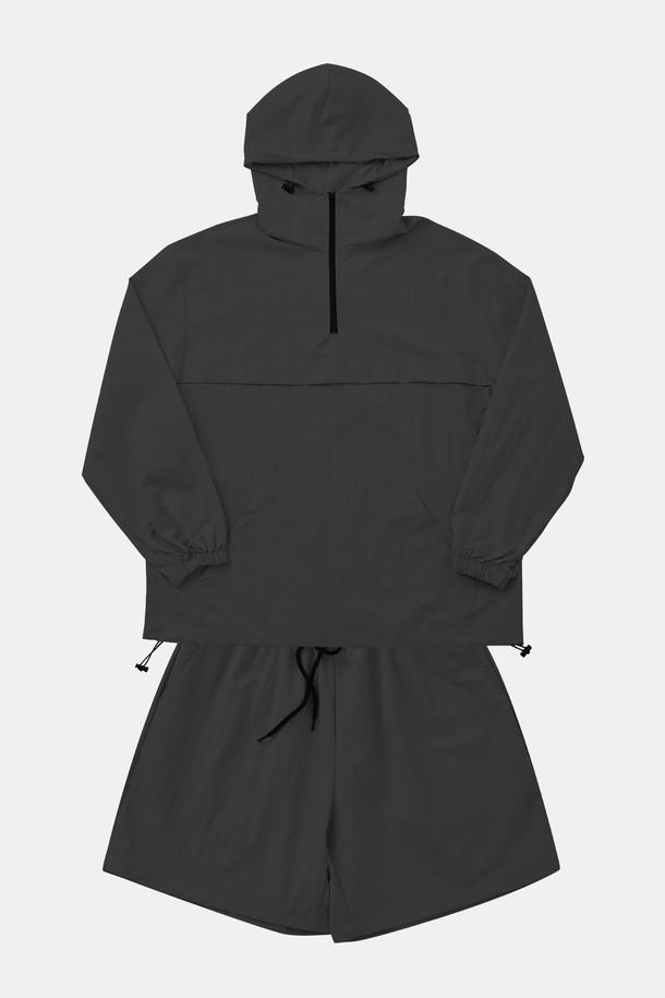 **멀티컬러 후드 아노락 셋업 CJP132S**는 블랙, 베이지, 스카이, 다크그린, 그레이, 라이트그레이 6가지 다채로운 색상으로 출시되어, 봄, 여름, 가을, 겨울 사계절 모두 활용 가능한 실용적인 아이템입니다. 폴리에스터와 레이온 혼방 소재로 제작되어 적당한 두께감과 부드러운 촉감을 선사하며, 오버핏과 넉넉한 핏으로 편안한 착용감을 제공합니다. 후드, 스트링 디테일, 밑단 조절 기능과 집업 여밈 방식을 갖춘 캐주얼 & 스포티 스타일의 아노락으로 일상생활에서 폭넓게 활용할 수 있습니다.
