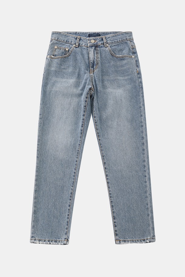 레귤러 핏으로 편안하게 떨어지는 CJN109 워싱 데님 팬츠입니다. 봄, 여름, 가을 시즌에 활용하기 좋은 면 소재의 긴 기장 데님 팬츠로, 베이직한 디자인에 워싱 디테일이 더해져 빈티지한 멋을 선사합니다. 지퍼와 버튼으로 여밈을 처리하여 간편하게 착용할 수 있습니다.
