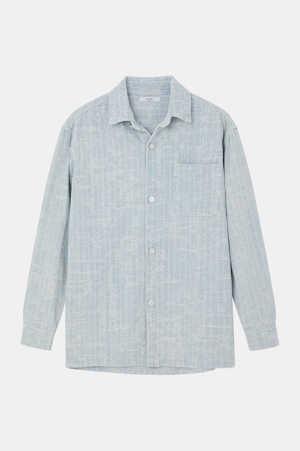 봄, 가을 간절기에 활용하기 좋은 캐주얼 자켓형 청남방입니다. 라이트블루 컬러의 면 소재로 제작되었으며, 데일리룩에 편안하게 매치할 수 있습니다. 베이직핏에 스티치 패턴이 들어가 심플하면서도 멋스러운 포인트를 주며, 셔츠와 자켓 스타일을 모두 연출할 수 있는 실용적인 디자인입니다. 가슴 포켓과 소매 버튼 디테일, 버튼 클로저 타입으로 완성도를 높였습니다.
