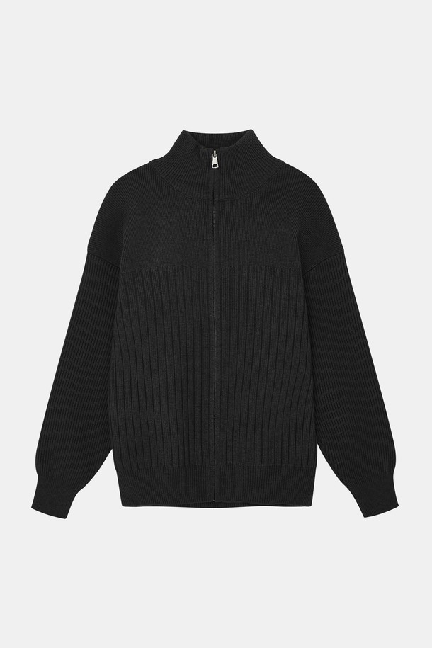 **루즈핏 헤비 집업 가디건 CKA102**는 부드러운 촉감과 신축성이 돋보이는 가디건입니다. 봄, 가을, 겨울, 세 계절 착용 가능하며, 일상에서의 편안한 스타일링을 돕습니다. 블랙, 브라운, 라이트카키 세 가지 색상으로 출시되었으며, 루즈핏과 긴 소매 기장이 여유로운 실루엣을 연출합니다. 깔끔하고 심플한 디자인에 소매와 밑단 시보리 처리, 집업 여밈 방식으로 편의성을 더했습니다. 이너로 활용하여 다양한 겨울 데일리룩을 완성할 수 있습니다.
