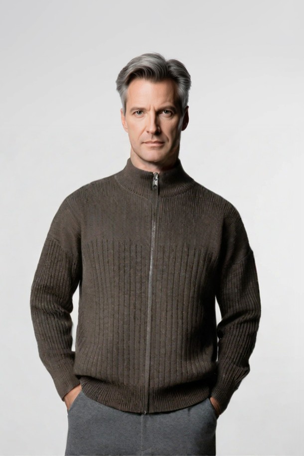 루즈핏 헤비 집업 가디건 CKA102는 남성 고객을 위한 상의 카테고리의 니트/스웨터 제품입니다. 부드러운 촉감과 신축성을 갖춘 아크릴, 폴리에스터, 폴리아미드 혼방 소재로 제작되었으며, 두꺼운 두께감과 긴 소매 기장으로 봄, 가을, 겨울 시즌에 착용하기 좋습니다. 베이직한 스타일의 골지 패턴 하이넥 디자인에 집업 여밈 방식을 적용하여 간편하게 착용할 수 있으며, 시보리 디테일로 포인트를 더했습니다. 라이트카키, 브라운, 블랙 세 가지 색상으로 출시되어, 겨울 데일리룩, 집콕룩, 산책룩 등 다양한 TPO에 미니멀, 클래식, 캐주얼 스타일로 연출하기 좋습니다.
