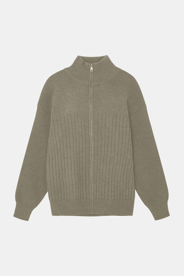 루즈핏 헤비 집업 가디건 CKA102는 봄, 가을, 겨울에 활용 가능한 베이직 스타일의 가디건입니다. 블랙, 브라운, 라이트카키 세 가지 색상으로 만나볼 수 있으며, 일상복으로 적합합니다. 아크릴, 폴리에스터, 나일론 혼방 소재로 제작되어 부드러운 촉감과 신축성을 제공합니다. 깔끔하고 심플한 디자인에 소매와 밑단 시보리 처리가 돋보이며, 겨울철에는 이너로도 활용 가능합니다. 캐주얼, 미니멀, 클래식 스타일을 즐겨 입는 분들께 겨울 데일리룩 아이템으로 추천합니다.
