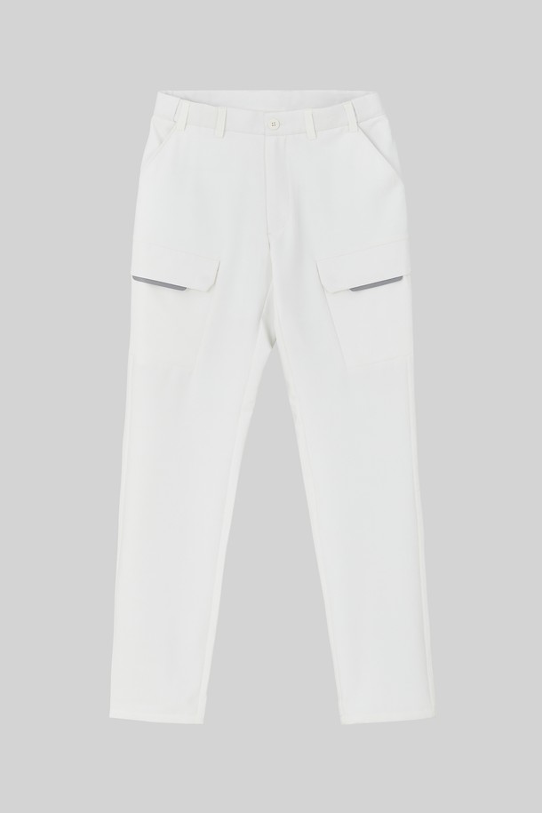 봄, 가을에 적합한 남녀 공용 카고 조거 팬츠입니다. 부드러운 촉감의 폴리에스터, 폴리우레탄 혼방 소재로 제작되었으며, 얇은 두께감으로 편안한 착용감을 제공합니다. 허리 부분에는 히든 밴딩 처리가 되어 있어 활동성을 높였으며, 스포티한 스타일을 연출하기 좋습니다. 블랙, 그레이, 아이보리 세 가지 색상으로 출시되었으며, 카고 디자인과 사선 포켓 디테일이 특징입니다. 일상생활 및 야외 활동 시에 활용하기 좋은 실용적인 아이템입니다.
