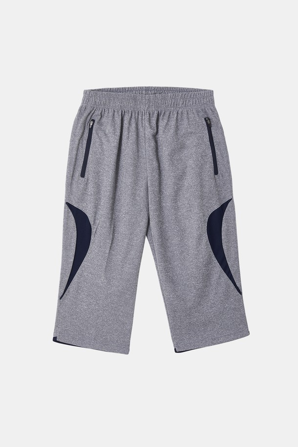 배색 포인트 7부 밴딩 스포츠 팬츠 CSPT122는 스포츠 활동과 일상 착용에 적합한 트레이닝핏 7부 바지입니다. 차콜, 그레이 두 가지 색상으로 제공되며, 신축성 좋은 폴리에스테르 소재로 제작되어 편안한 착용감을 선사합니다. 허리 조절 스트링과 지퍼 포켓, 배색 포인트 디테일이 특징이며, 스포티, 캐주얼, 미니멀 스타일을 연출할 수 있습니다. 피트니스룩, 러닝룩, 산책룩 등 다양한 TPO에 활용하여 활동적인 스타일을 완성해보세요. 밴딩 처리로 편안함을 더하여 활동성과 스타일을 동시에 잡았습니다.
