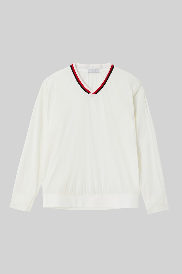 경량 바람막이 브이넥 맨투맨 CTEE115는 남성용 상의로, 봄, 가을 시즌에 적합한 베이직핏 맨투맨입니다. 나일론과 폴리우레탄 혼방 소재로 제작되어 가볍고 신축성 있는 착용감을 제공하며, 데일리웨어, 일상 활동, 스포츠 활동, 골프 등 다양한 용도로 활용할 수 있습니다. 스타일은 스포티하고 심플하며, 블랙, 레드, 아이보리 세 가지 색상으로 출시되었습니다. 브이넥 디자인과 긴소매, 그리고 뒷면 플랩 포켓 디테일과 시보리 마감으로 실용성과 디자인을 모두 갖춘 제품입니다. 골프룩이나 산책룩으로 활용하기 좋습니다.
