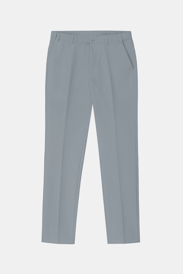 "봄가을 라이프앤스포츠 스판 슬랙스 CPT151"는 남성용 슬랙스로, 봄, 가을 시즌에 착용하기 좋습니다. 네이비, 그레이, 아이보리 세 가지 색상으로 출시되었으며, 레귤러핏과 부드러운 촉감으로 편안한 착용감을 선사합니다. 폴리에스터와 폴리우레탄 혼방 소재로 제작되어 활동성을 높였으며, 무지 디자인과 히든 밴딩, 사선 포켓 디테일이 특징입니다. 일상 및 골프 활동에 모두 활용할 수 있으며, 캐주얼, 미니멀, 클래식 스타일 연출에 용이합니다.
