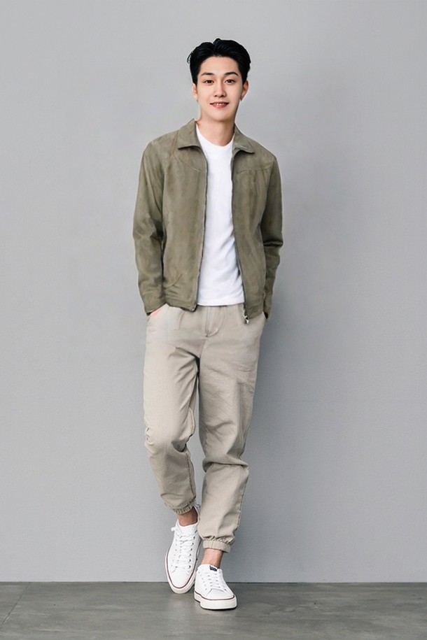 네이비, 브라운, 카키 3가지 색상으로 출시된 남성용 멀티컬러 카라넥 양가죽 집업 점퍼 CLJP117입니다. 부드러운 양가죽 소재로 제작되어 촉감이 뛰어나며, 봄, 가을철 데이트룩과 가을 나들이룩에 잘 어울립니다. 베이직핏에 캐주얼하고 클래식한 스타일을 더해 일상에서도 세련된 멋을 연출할 수 있습니다. 심플한 디자인에 카라넥, 히든 타입 포켓, 안쪽 주머니 디테일을 더해 실용성을 높였습니다. 중간 두께감으로 간절기 날씨에 적합하며 방수 기능까지 갖추고 있습니다.
