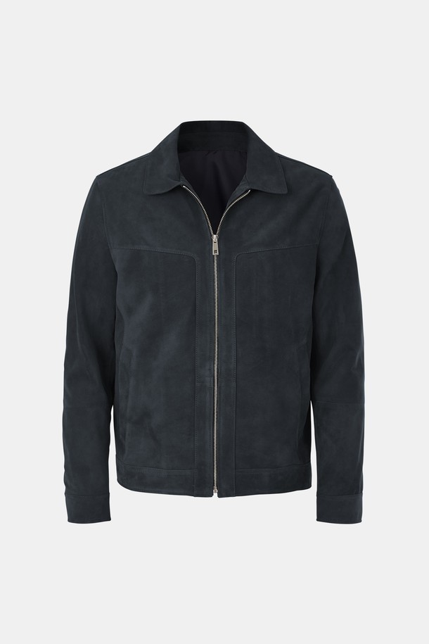 네이비, 카키, 브라운 3가지 색상으로 출시된 멀티컬러 카라넥 양가죽 집업 점퍼 CLJP117입니다. 부드러운 양가죽과 스웨이드 소재의 조화로 고급스러운 느낌을 주며, 봄, 가을 간절기에 착용하기 좋습니다. 캐주얼, 클래식, 미니멀 스타일을 즐기는 분들께 추천하며, 데이트룩, 가을 나들이룩, 여행룩 등 다양한 TPO에 활용할 수 있습니다. 카라넥 디자인과 히든 타입 포켓, 안쪽 주머니, 방수 처리 가공, 폴리에스터 100% 안감 등 섬세한 디테일이 돋보이는 베이직핏 점퍼입니다.
