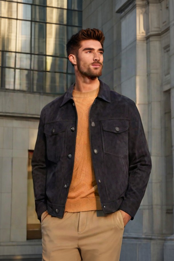 네이비와 다크블루 컬러로 만나볼 수 있는 염소가죽 스웨이드 트러커 재킷 CLJP118입니다. 부드러운 촉감의 염소가죽 스웨이드 소재로 제작되어 봄, 가을에 착용하기 좋습니다. 무지 디자인에 레귤러 핏, 레귤러 기장으로 캐주얼 및 클래식 스타일을 연출할 수 있습니다. 데이트룩, 모임룩, 비즈니스 캐주얼 등 다양한 TPO에 활용 가능하며, 버튼 플랩 포켓 디테일이 돋보입니다. 긴 소매 기장의 트러커 자켓으로 미니멀한 스타일을 완성해보세요.
